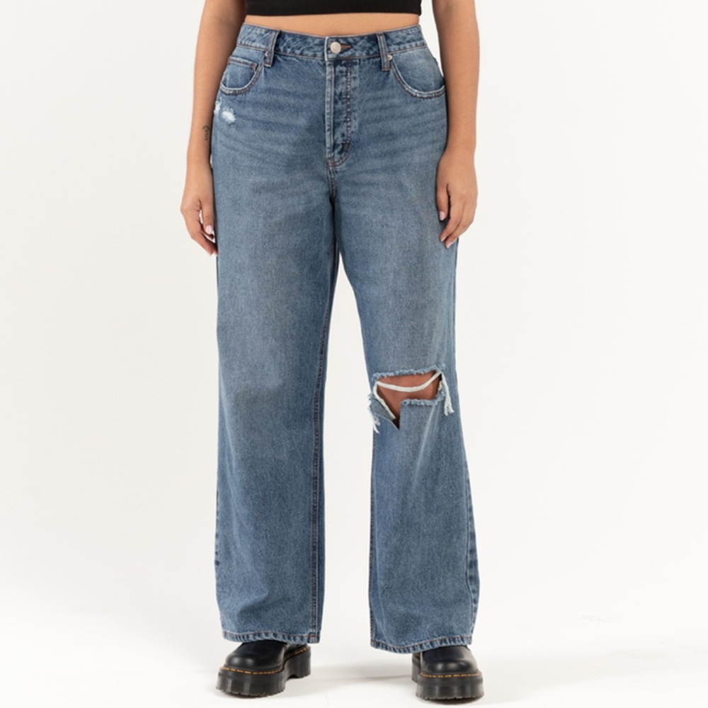 RSQ size 31 High Rise Straight Leg Jean With distressed knee Medium Wash - Picture 3 of 7